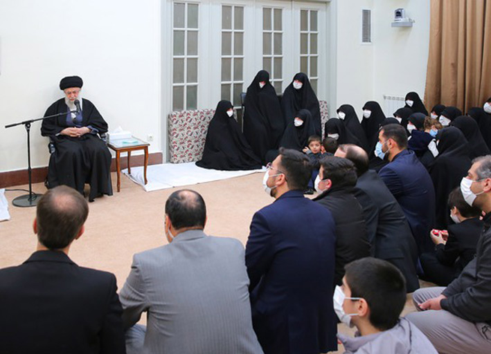 دیدار مقام معظم رهبری با خانواده مصباح یزدی