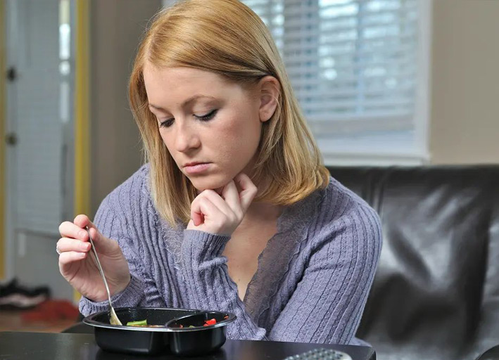 غذا خوردن تنها، تهدیدی برای سلامت 3 تنهايي غذا خوردن