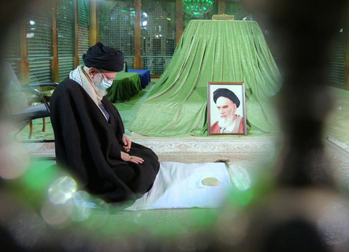 مقام معظم رهبری در حرم امام خمینی