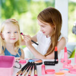 مضرات و خطرات آرایش کودکان