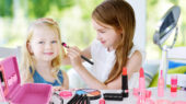 مضرات و خطرات آرایش کودکان