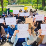 تجمع دانشجویی در اعتراض به مقررات پوشش