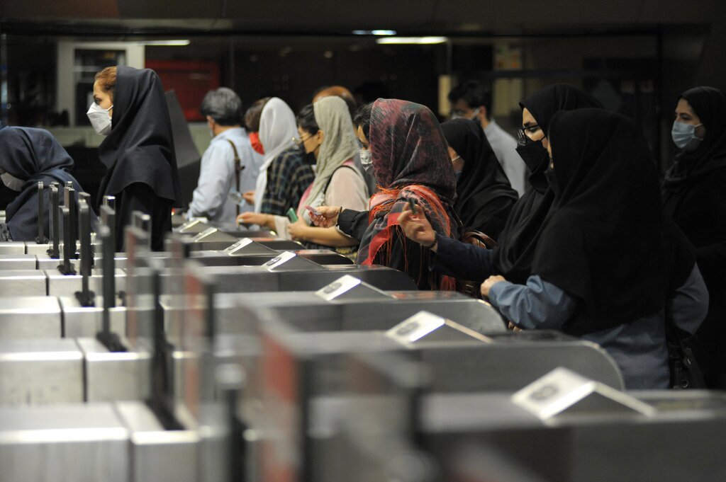 حجاب بانان شهرداری در مترو