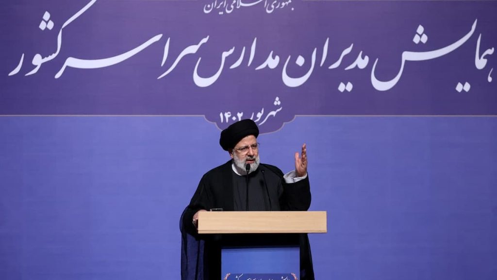 رئیسی: حقالزحمه معلمان بهموقع پرداخت شود 2 سیدابراهیم رئیسی در همایش مدیران مدارس سراسر کشور