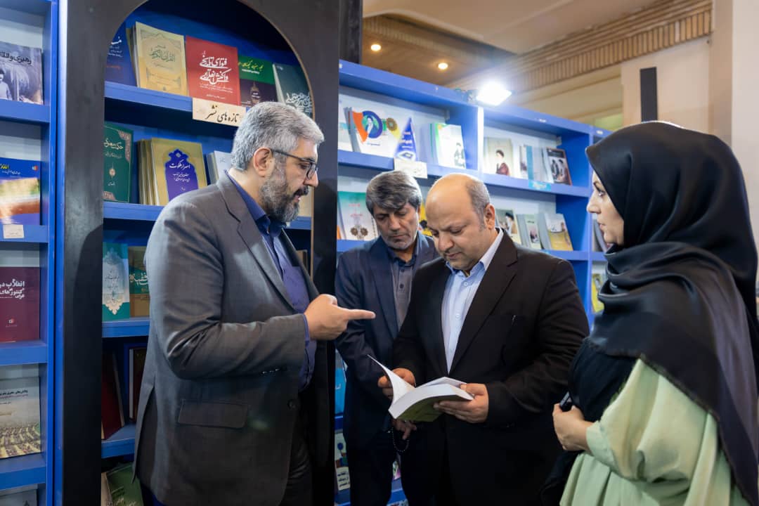 بازدید معاون وزیر ارشاد از نمایشگاه بینالمللی کتاب تهران 2 بازدید محمدرضا نوروزپور معاون امور رسانهای و تبلیغات وزارت فرهنگ و ارشاد اسلامی از نمایشگاه کتاب تهران